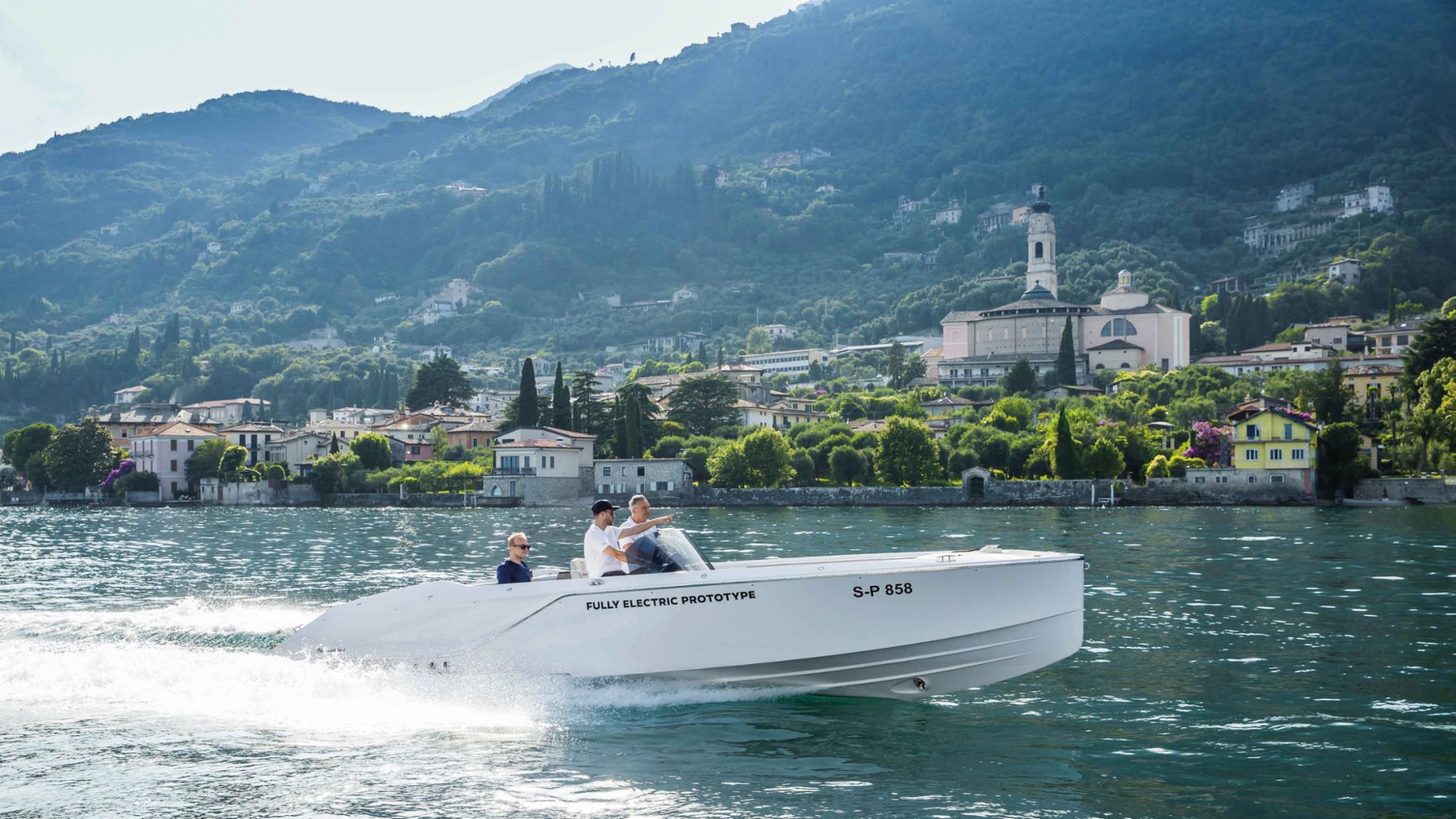 Thomas Warbeck, ingeniero de Porsche Engineering, Philip Ruckert, Director del proyecto &quot;eBoot&quot;, Jörg Kerner, responsable de la gama Macan (i-d), Frauscher × Porsche 850 Fantom Air, 2023, Porsche AG
