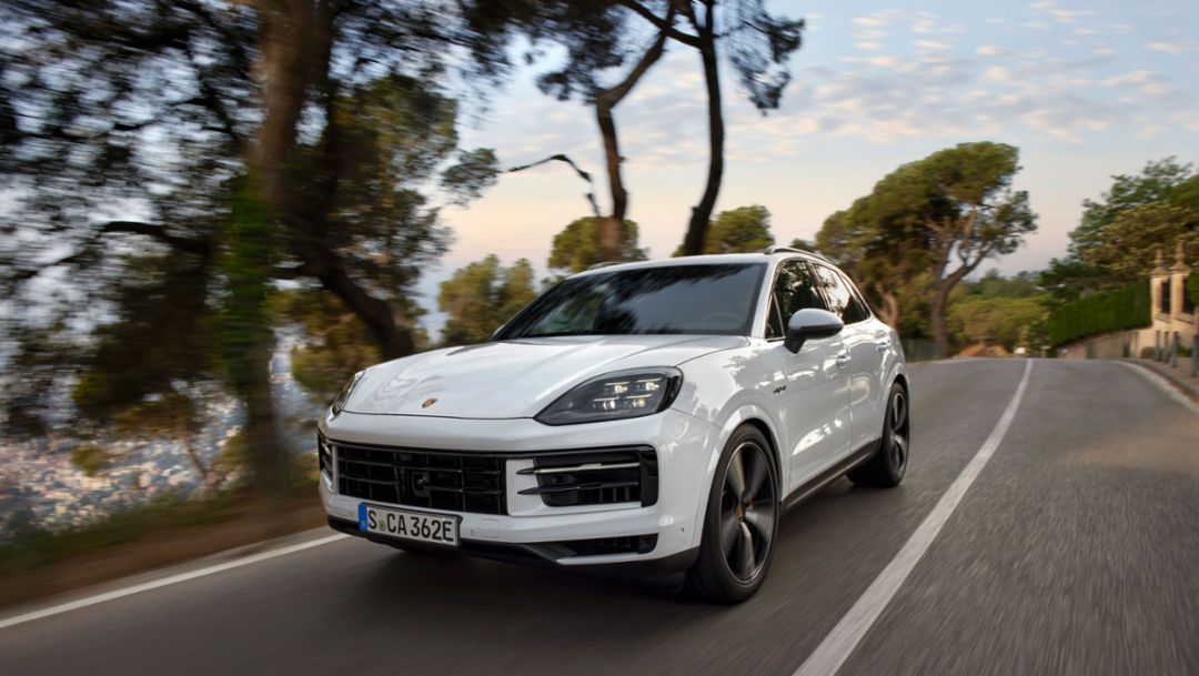 Porsche presenta la terza variante E-Hybrid della Cayenne
