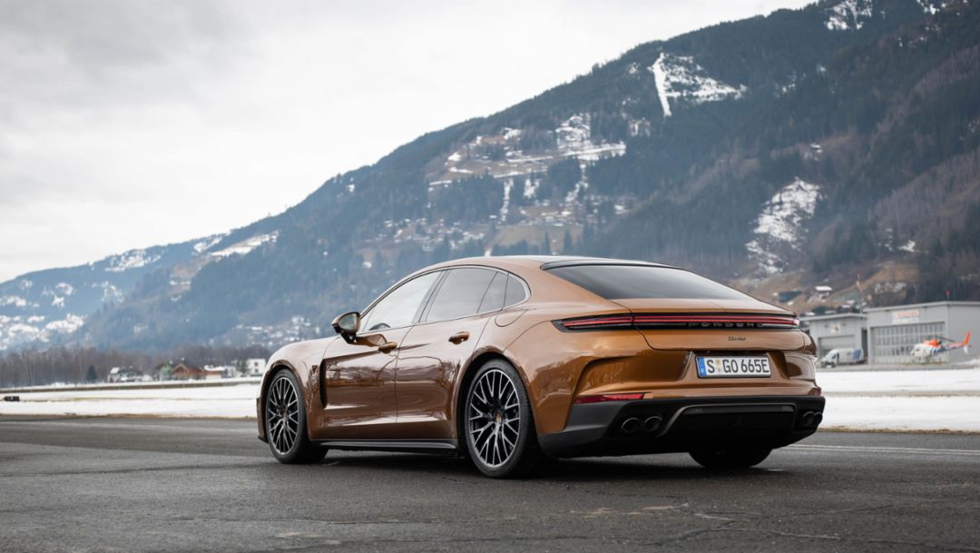 Pure Faszination: Walter Röhrl fährt den neuen Porsche Panamera Turbo E-Hybrid